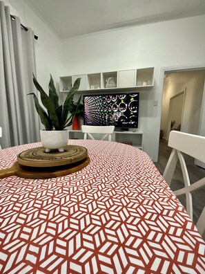 Dining - Nanna Margies Guest Home, Pet friendly Quality bedding and a cozy cottage garden (Broken Hill)