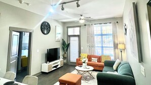 Ein Wohnzimmer mit Fernseher, Sofa und Couchtisch.