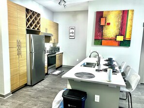 Refrigerador, microondas, horno, placa de cocina