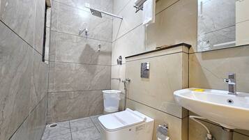 Douche, sĂšche-cheveux, papier toilette