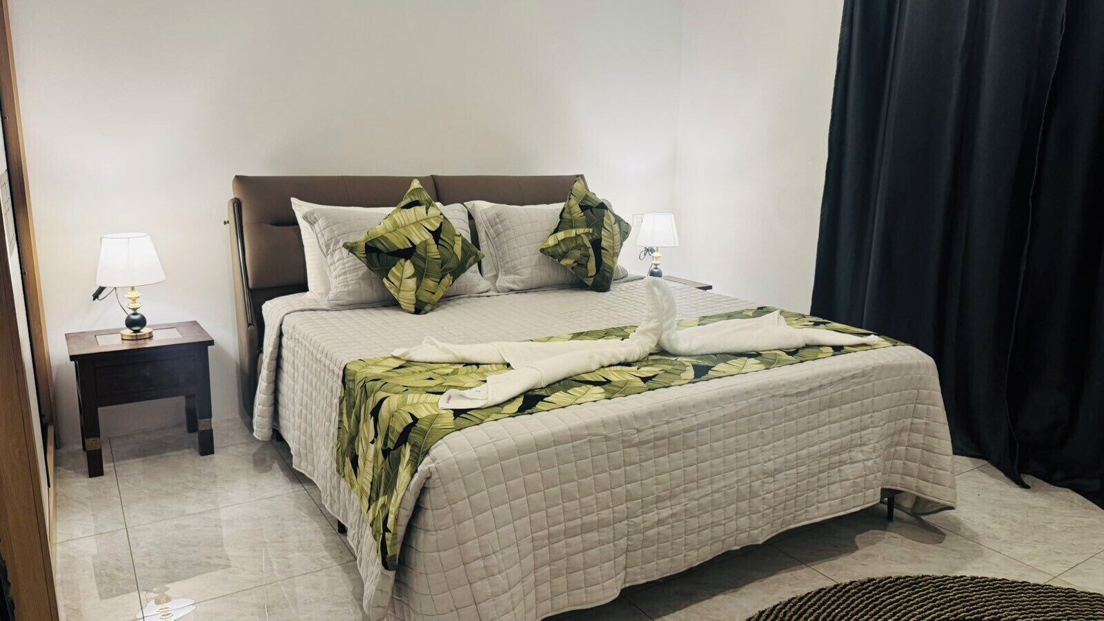 Cortinas blackout, insonorización y tabla de planchar con plancha 