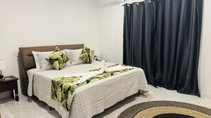 Verdunkelungsvorhänge, schallisolierte Zimmer, Bügeleisen/Bügelbrett