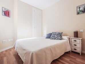 2 chambres, fer et planche à repasser, accès Internet, draps fournis