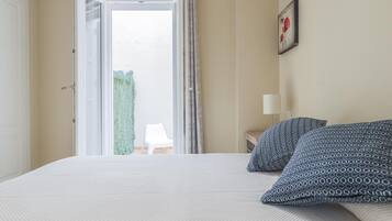 2 dormitoris, planxa i posts de planxar, Internet i roba de llit