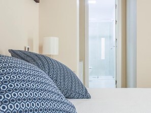 2 slaapkamers, een strijkplank/strijkijzer, internet, beddengoed