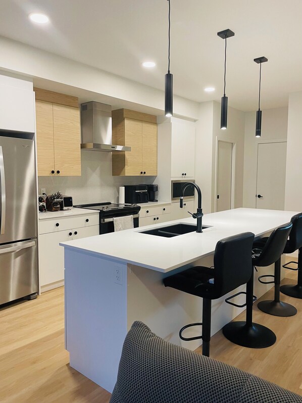 Réfrigérateur, micro-ondes, four, plaque de cuisson