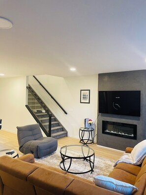 Smart TV, fireplace, video games - Bright, Modern Getaway Near All The Action (Edmonton)