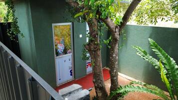 Douche, articles de toilette gratuits, serviettes fournies, savon