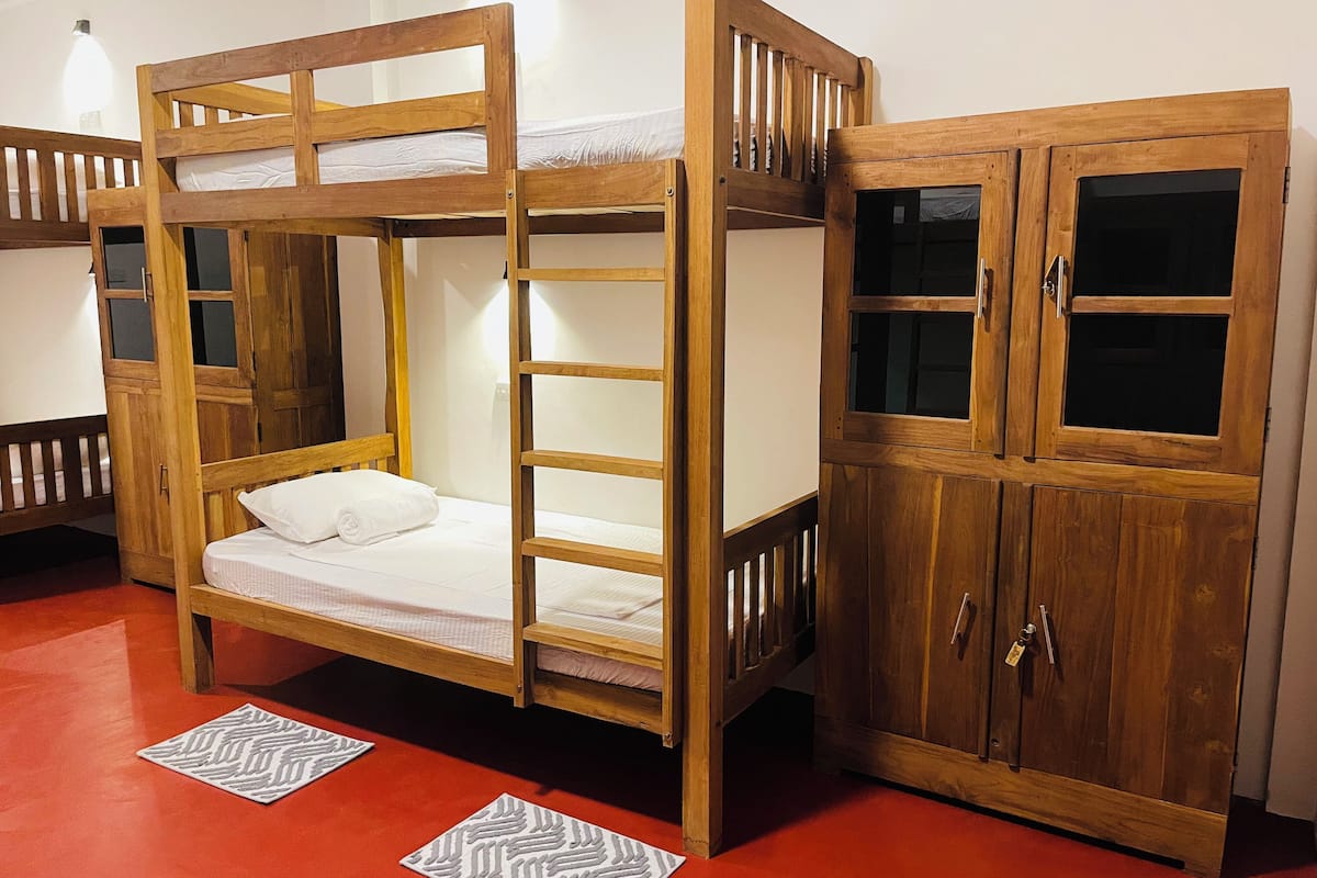 Premium bedding, down duvets, free WiFi, bed sheets