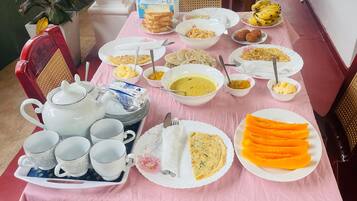 Petit déjeuner composé de spécialités régionales (1200 LKR par personne)