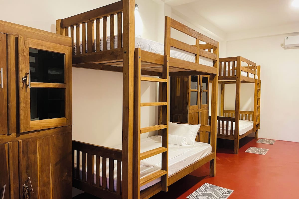 Premium bedding, down duvets, free WiFi, bed sheets