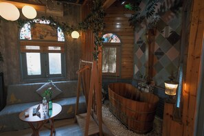 Executive Room, 1 Queen Bed, Bathtub, City View | Bathroom | Free toiletries, hair dryer, slippers, bidet - 1984 Hotel Kien Giang (Rach Gia)