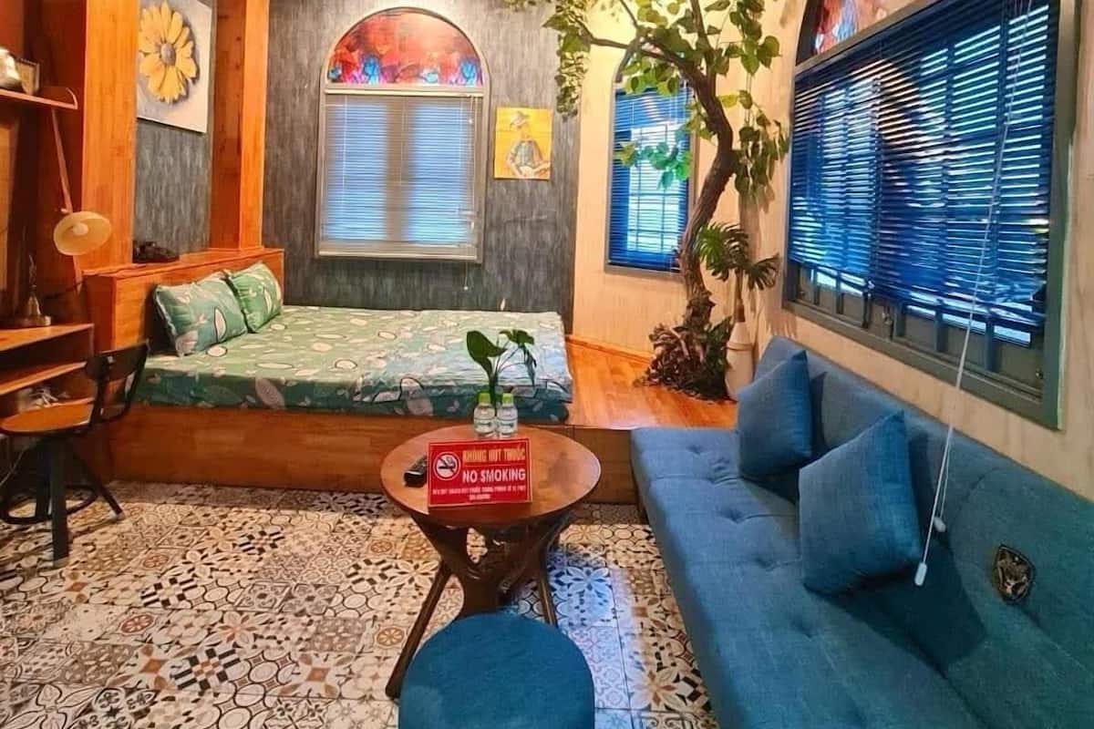 Premier-Zimmer, 1 Queen-Bett | Individuell dekoriert, individuell eingerichtet, Schreibtisch