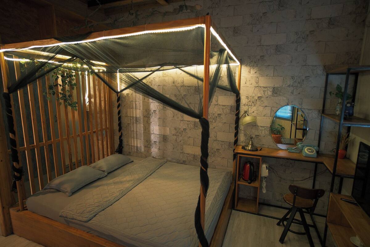 Habitación superior, 1 cama de matrimonio | Ropa de cama hipoalergénica, minibar, escritorio y cortinas opacas