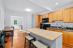 Køleskab, mikrobølgeovn, ovn, kogeplade