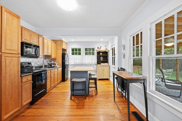 Frigorífico, microondas, horno y placa de cocina