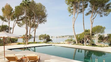 Indoor pool, 2 outdoor pools, pool umbrellas, pool loungers