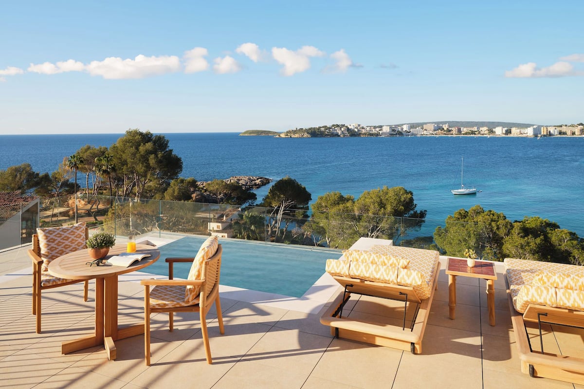 Junior Suite, Sea View (with Roof Top Pool) | Minibar, in-room safe, individually decorated, individually furnished