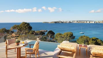 Junior-Suite, Meerblick (with Roof Top Pool) | Minibar, Zimmersafe, individuell dekoriert, individuell eingerichtet