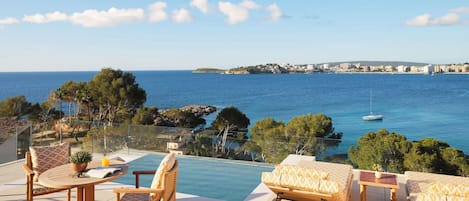 Suite junior, vista al mar (with Roof Top Pool) | Minibar, caja de seguridad en la habitación y decoración personalizada