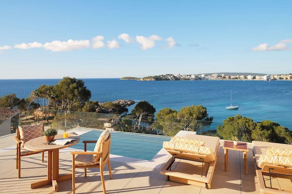 Junior Suite, Sea View (with Roof Top Pool) | Minibar, in-room safe, individually decorated, individually furnished