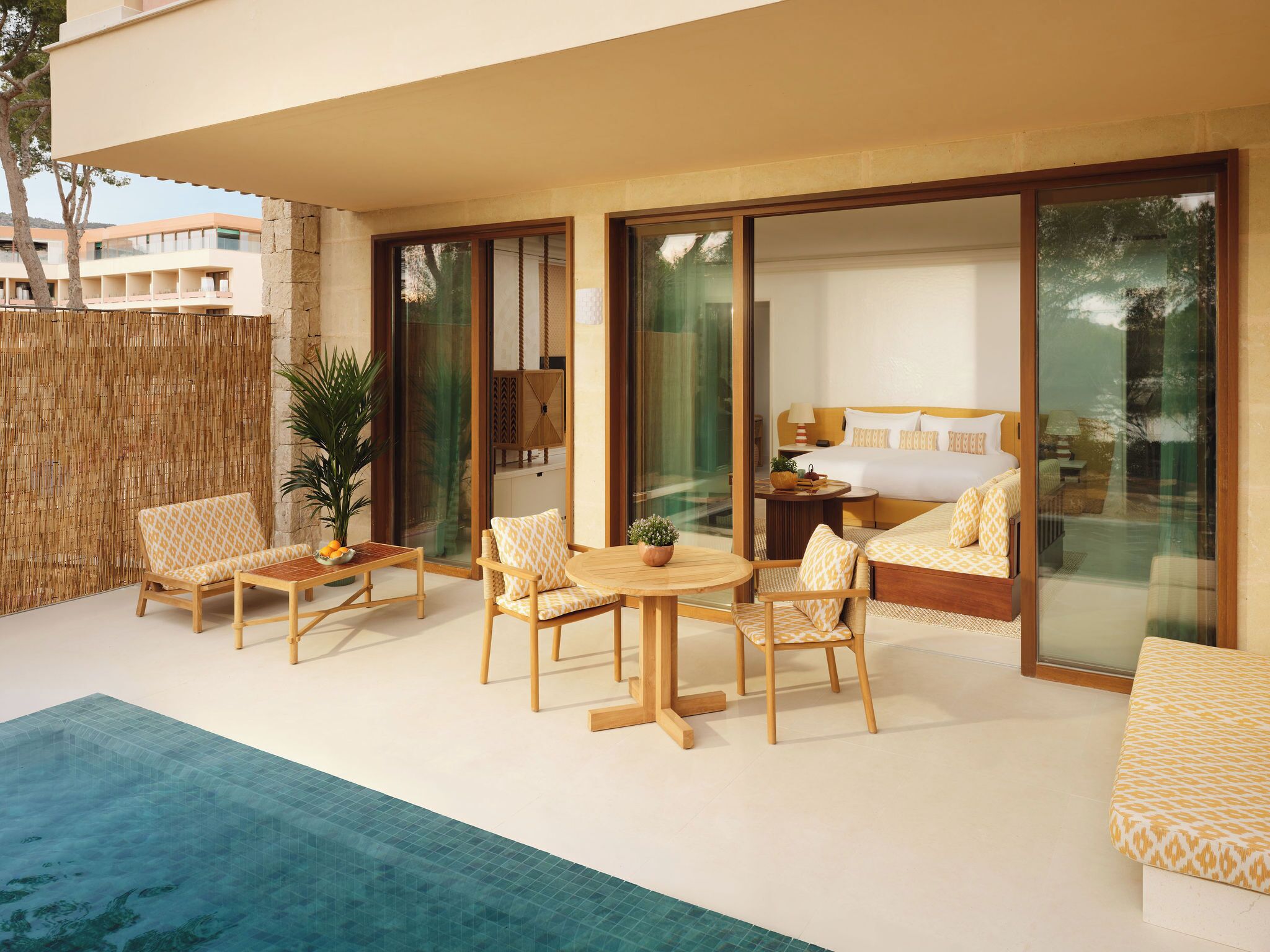 Suite Junior, vue mer (with Plunge Pool) | Minibar, coffres-forts dans les chambres, décoration personnalisée