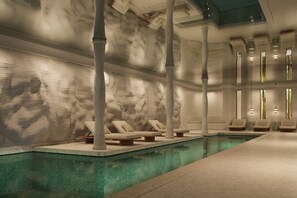 Una piscina cubierta, una piscina al aire libre de temporada