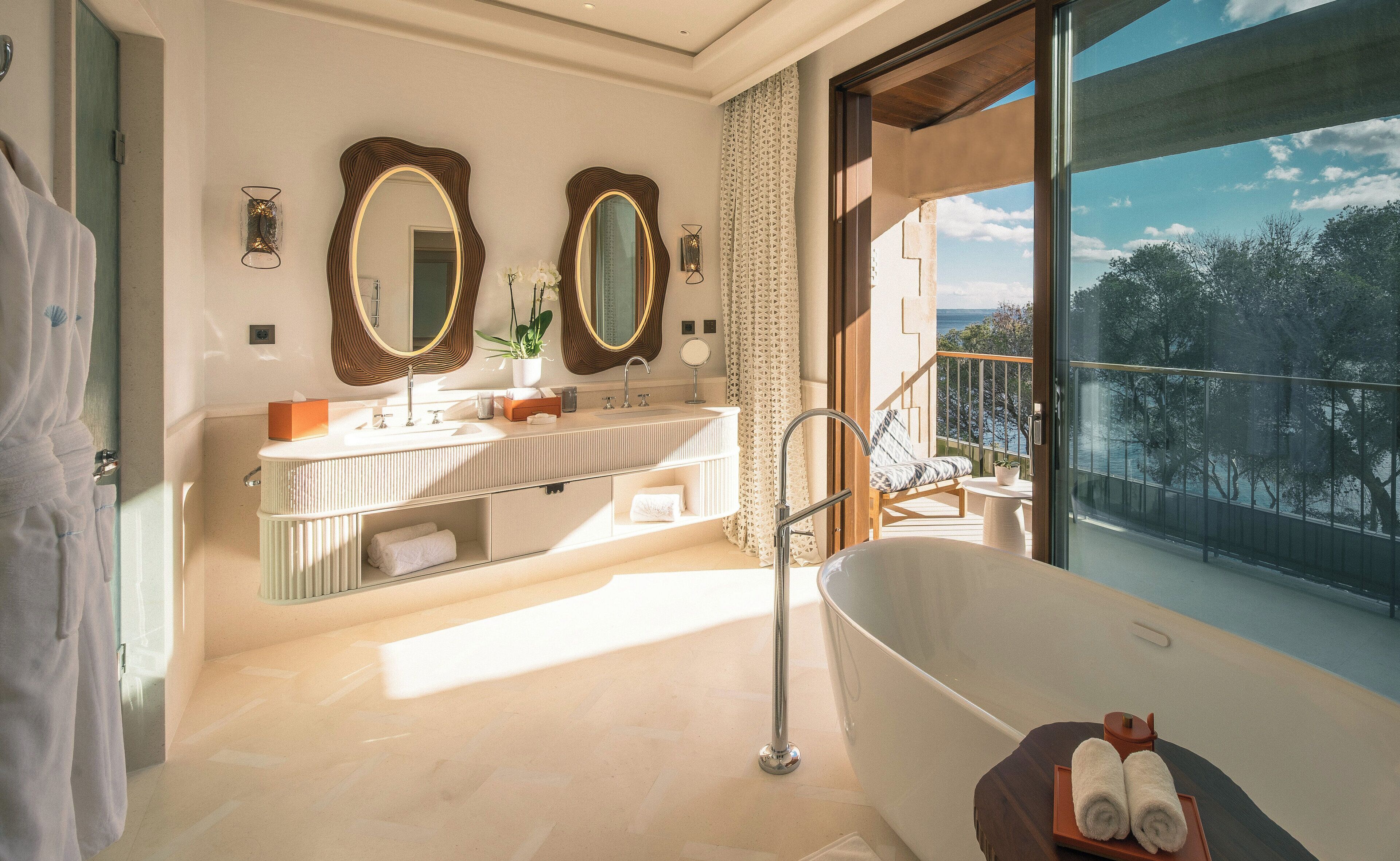 Premier-Suite, Meerblick | Minibar, Zimmersafe, individuell dekoriert, individuell eingerichtet