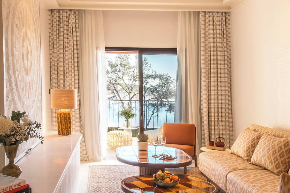 Deluxe-Suite, Meerblick | Minibar, Zimmersafe, individuell dekoriert, individuell eingerichtet