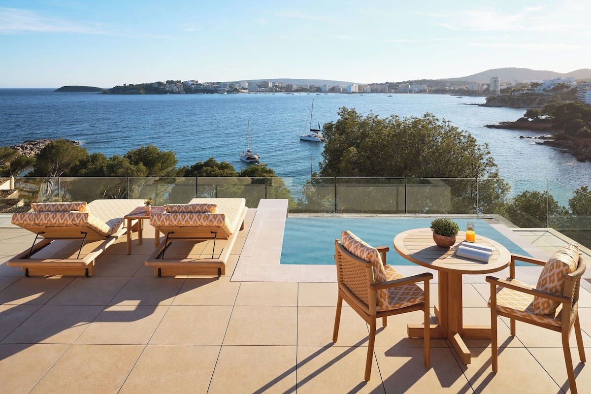 Premier Suite, Sea View (Roof Top Pool) | Minibar, in-room safe, individually decorated, individually furnished