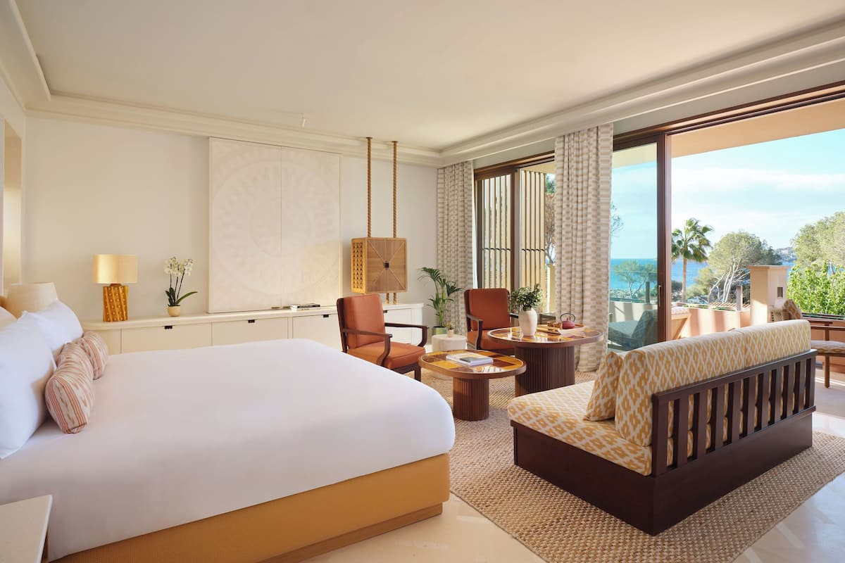 Junior Suite, Sea View | Minibar, in-room safe, individually decorated, individually furnished