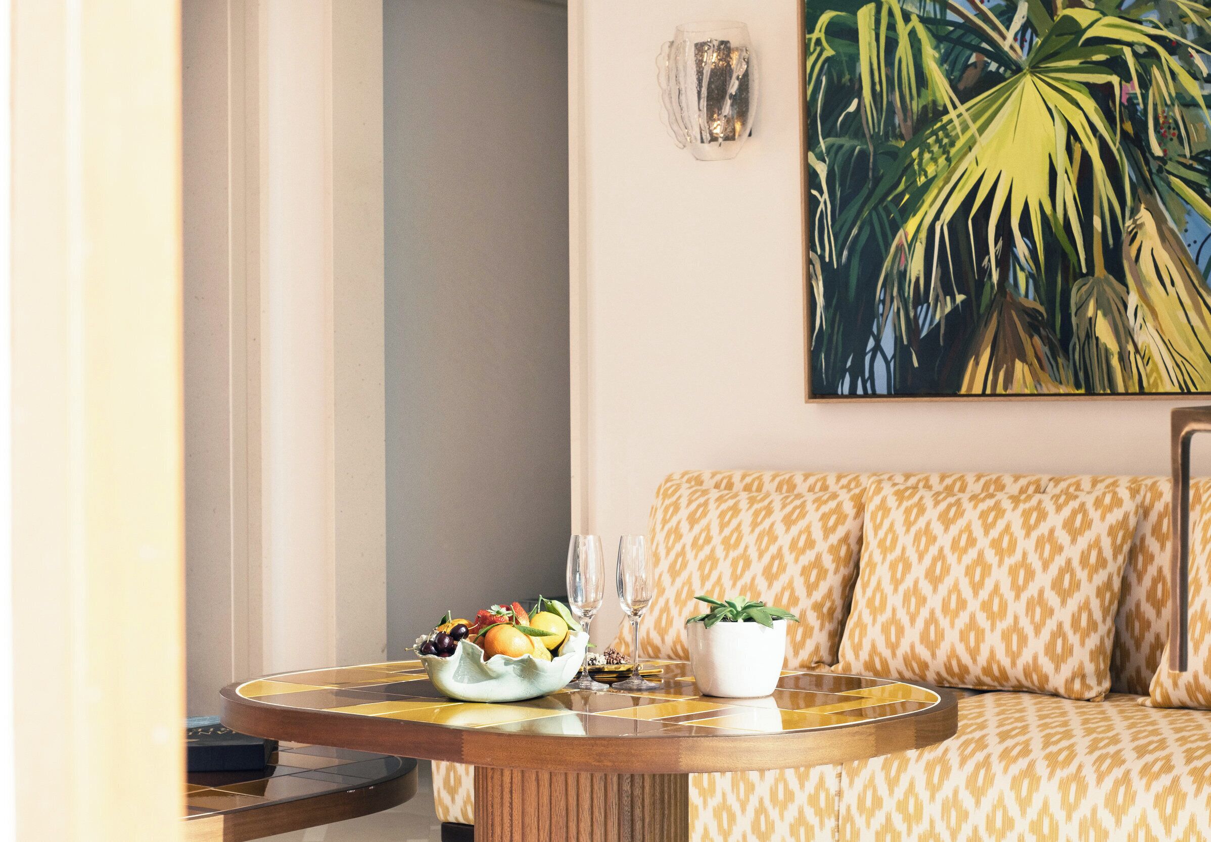 Suite, sjøutsikt | Oppholdsområde | En 50-tommers LED-TV med kabel-kanaler