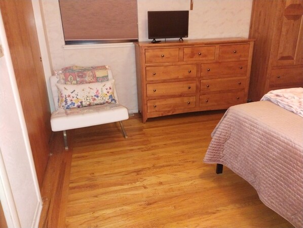 4 habitaciones, tabla de planchar con plancha, wifi y ropa de cama 