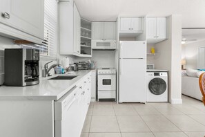 Réfrigérateur, micro-ondes, plaque de cuisson, cafetière/bouilloire