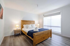 3 bedrooms, desk, WiFi, bed sheets