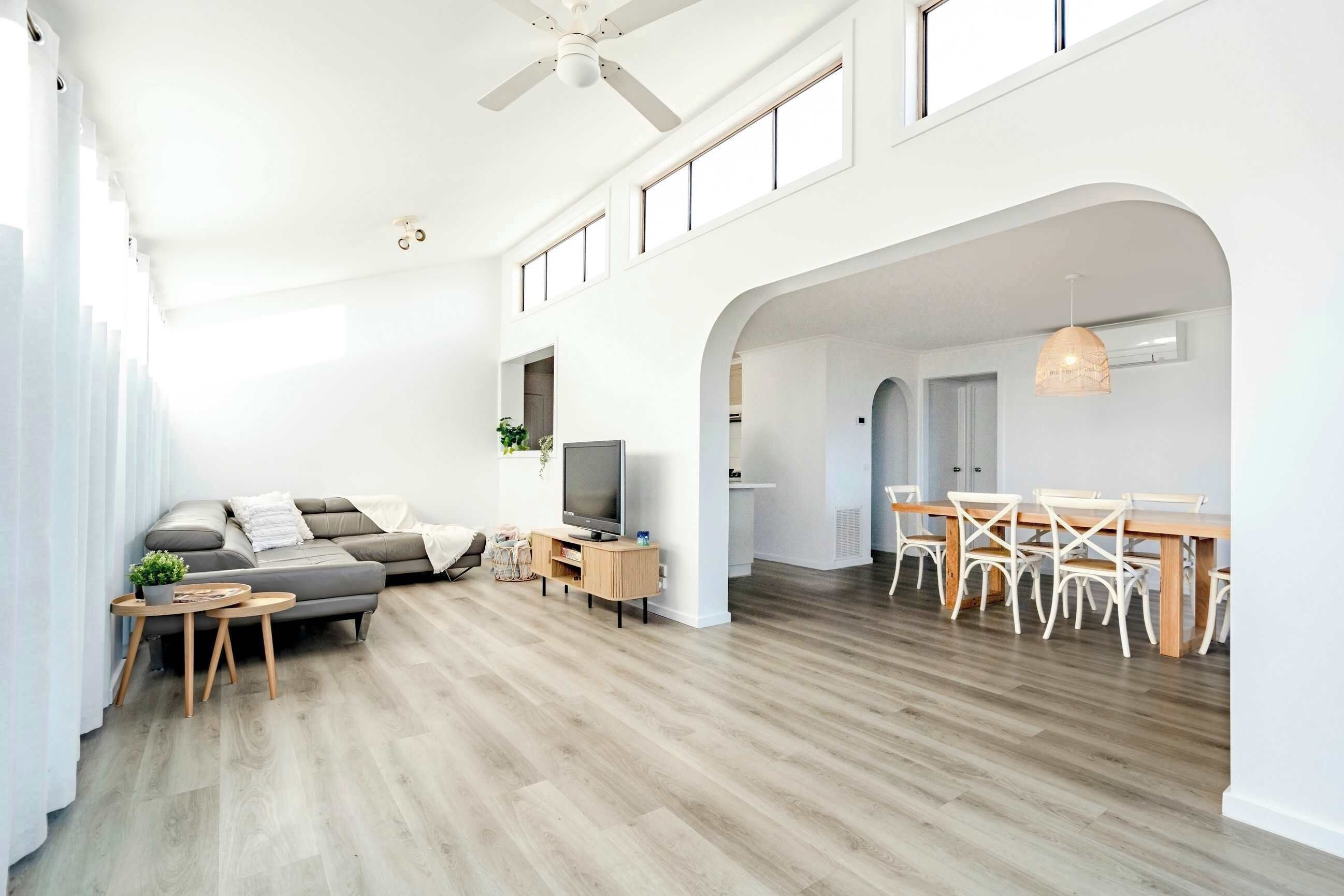 Een televisie en een kantoor