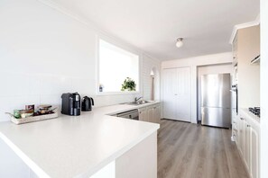 Een koelkast, een microgolfoven, een oven, een kookplaat