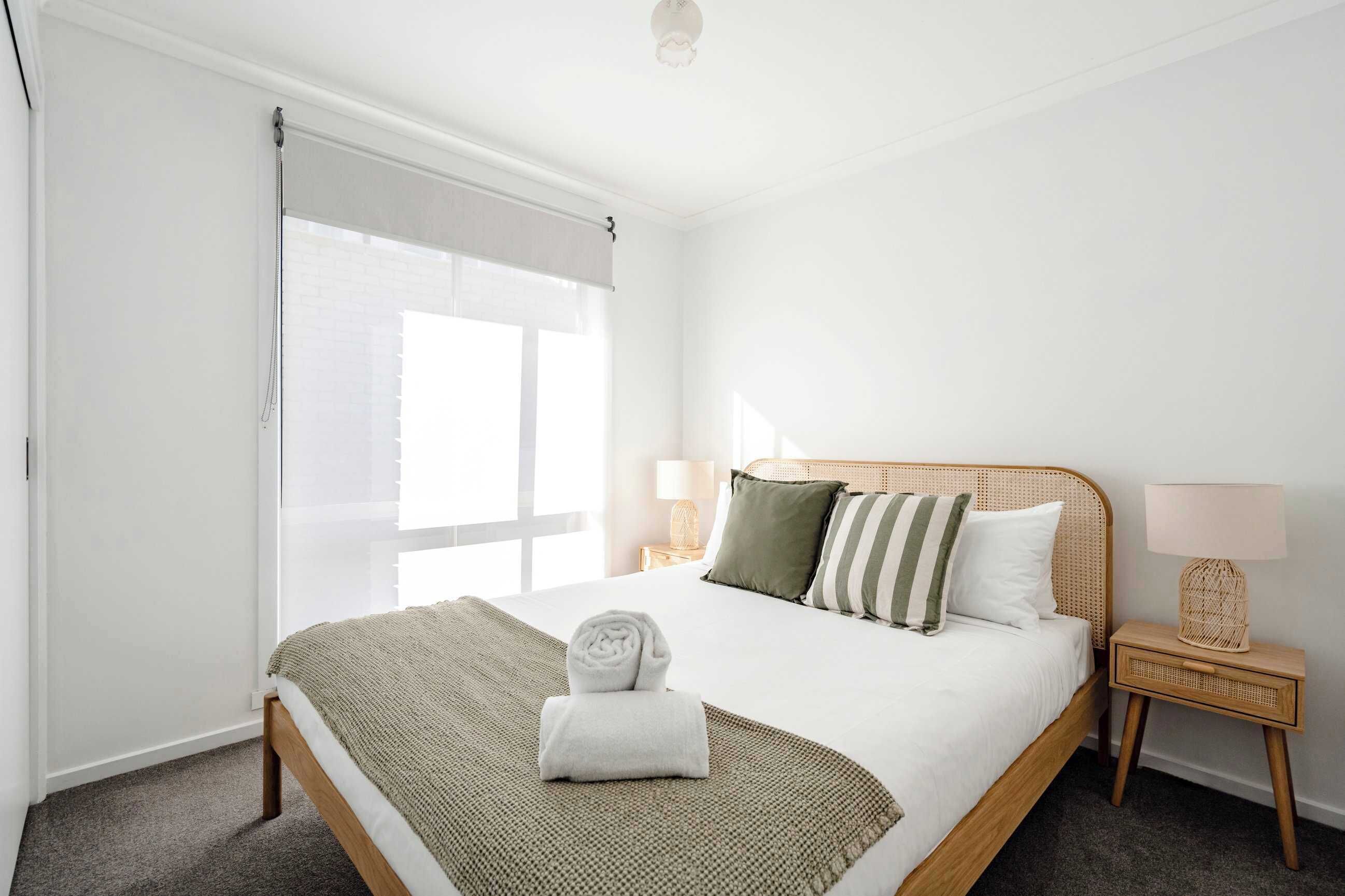 3 bedrooms, desk, WiFi, bed sheets