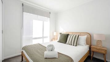 3 bedrooms, desk, WiFi, bed sheets