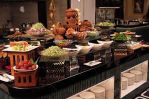 Un buffet proposant divers plats et ustensiles.