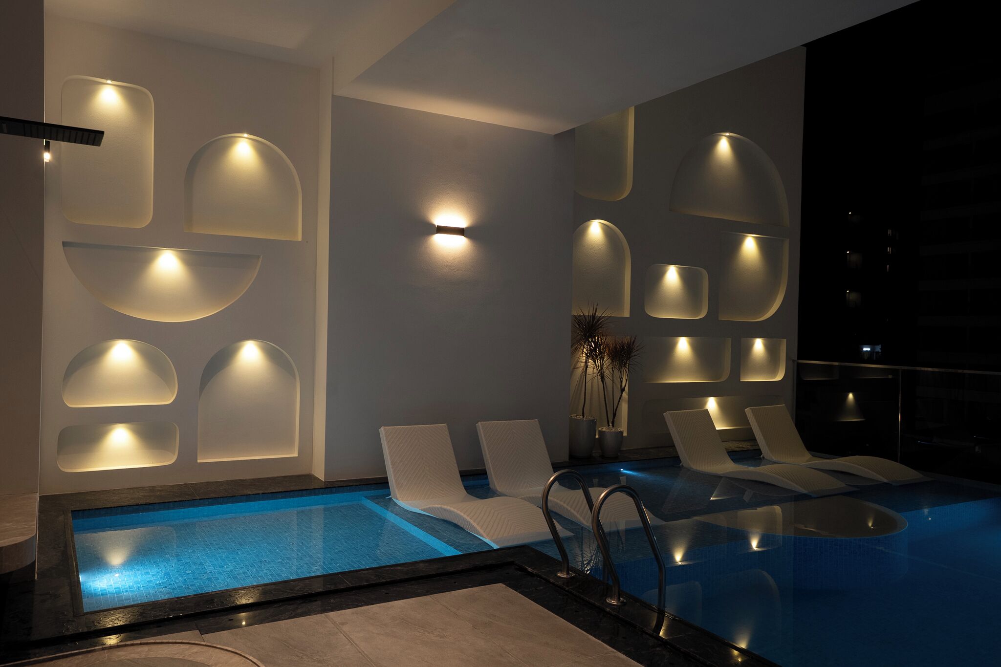 สระว่ายน้ำกลางแจ้ง