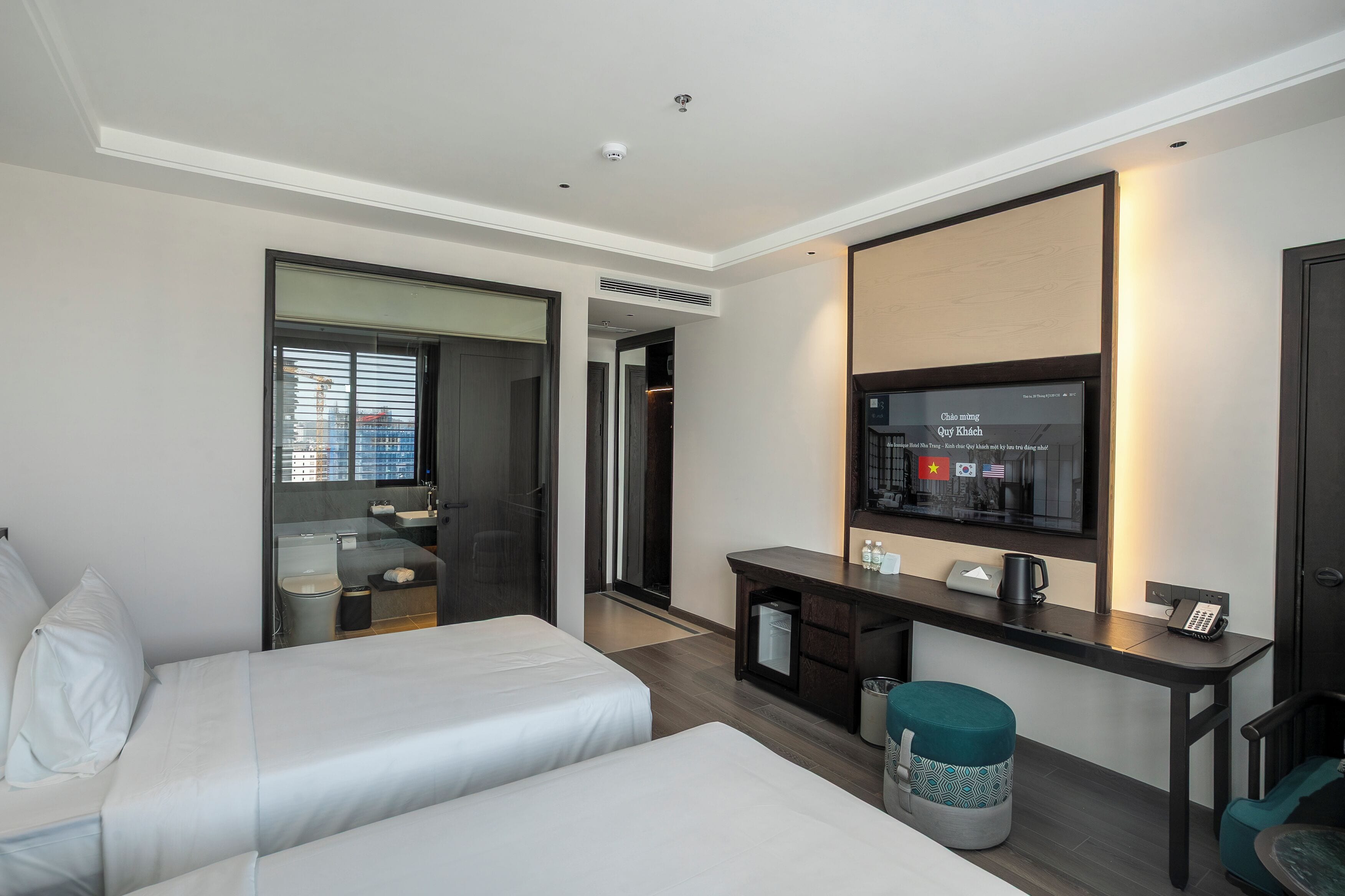 Coffre-fort, bureau, espace de travail pour ordinateurs portables