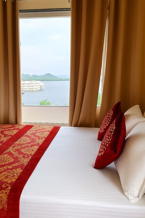 Family Room, Lake View | Premium bedding, down duvets, memory-foam beds, individually decorated