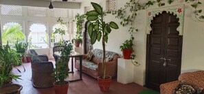 Habitació Deluxe | Sala d'estar | Televisor LED de 32 polzades amb canals per cable 