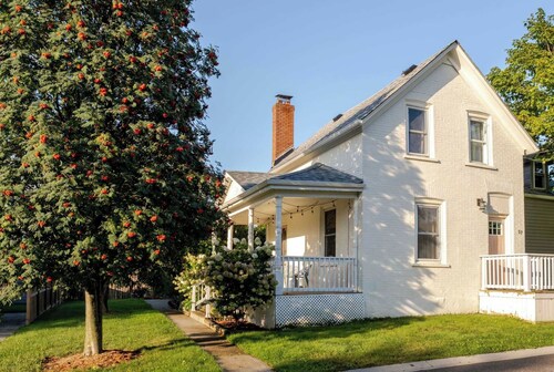 The Wild Rose - Cozy PEC Rental in Picton