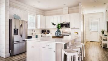 冰箱、微波炉、烤箱、炉灶