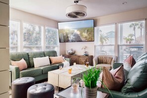 Älytelevisio, takka, videopelejä, DVD-soitin