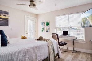 6 habitaciones, escritorio y tabla de planchar con plancha