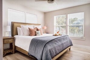 6 makuuhuonetta, työpöytä, silitysrauta/-lauta, vauvan matkasänky