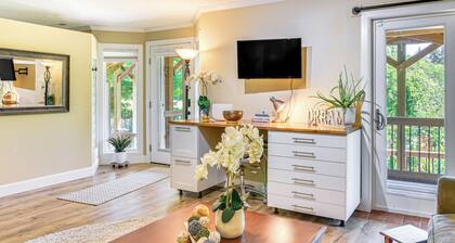 Backs to Wetlands: Tranquil Beaverton Retreat!